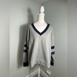 Evereve Gray and Navy V-Neck Sporty Athleisure Preppy Sweater Size Large
